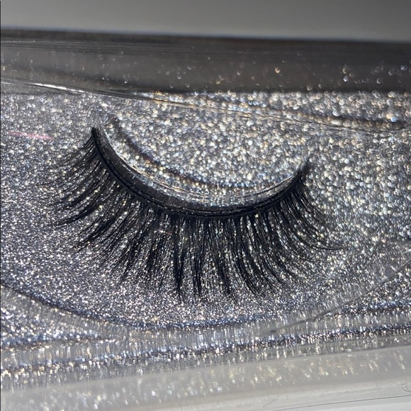 Natural eye lashes - Picture 2 of 3